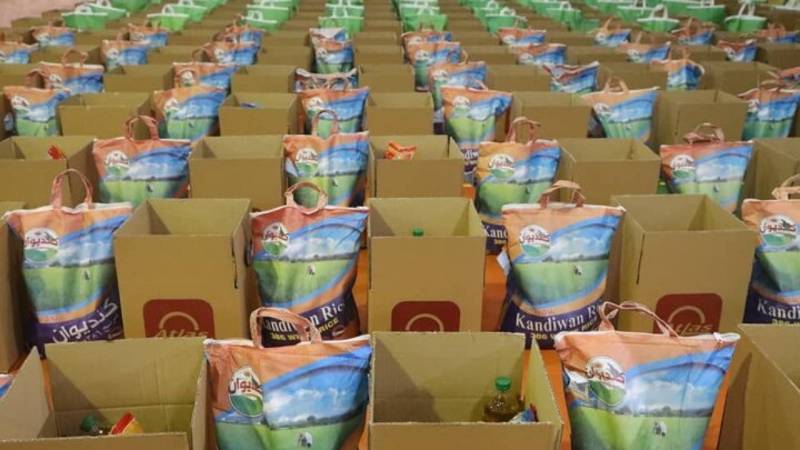 توزیع  ۳۱۳ بسته غذایی و ۱۲۰ قواره چادر مشکی در جیرفت