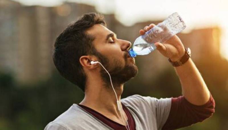نوشیدن آب از بطری پلاستیکی می‌تواند فشار خون را بالا ببرد