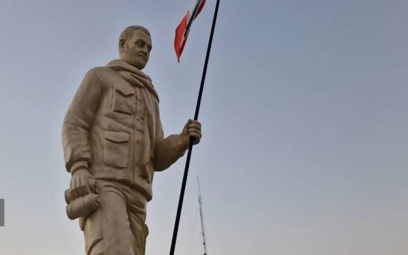 رونمایی از تندیس شهید سلیمانی در سپاه جیرفت