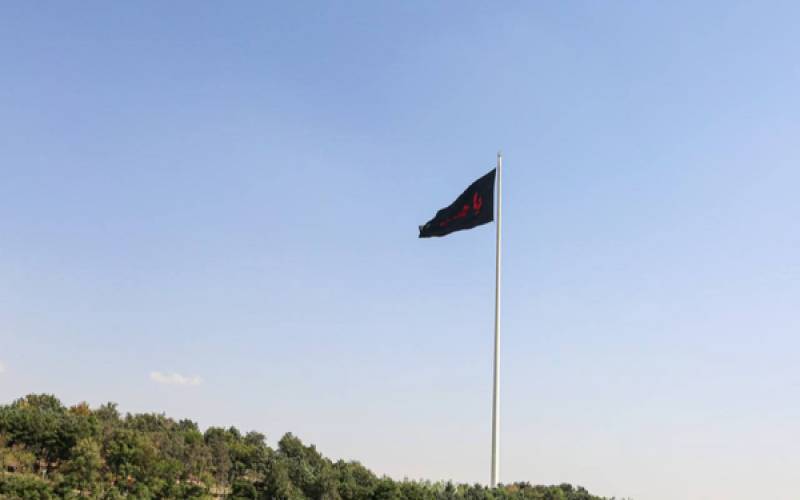 بزرگترین پرچم عزای حسینی به اهتزاز درآمد