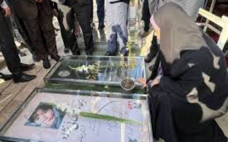 وزیر راه بر مزار سردار دلها و دختر کاپشن صورتی