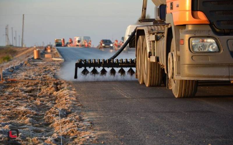 آغاز عملیات قیرپاشی تعریض محور جیرفت - بلوک - فاریاب