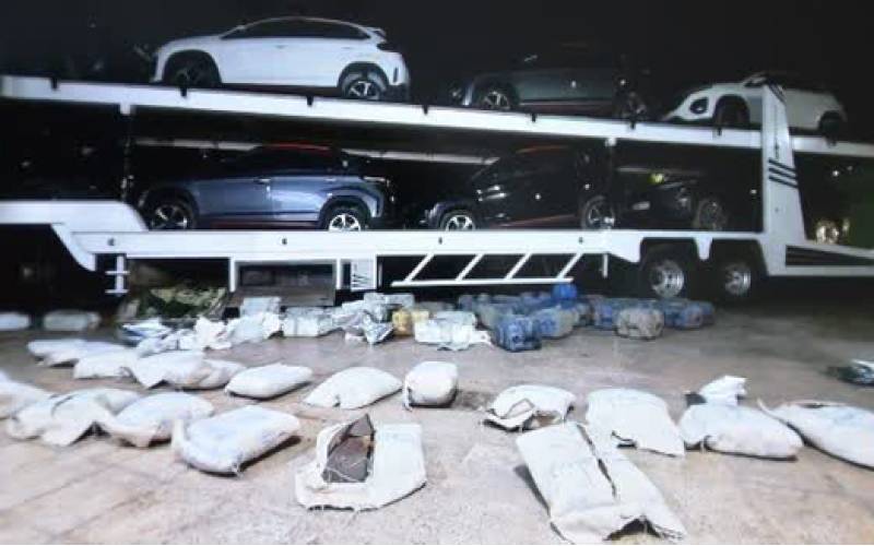 کشف ۱۹۵ کیلو تریاک از داخل تریلر حامل خودروهای صفرکیلومتر