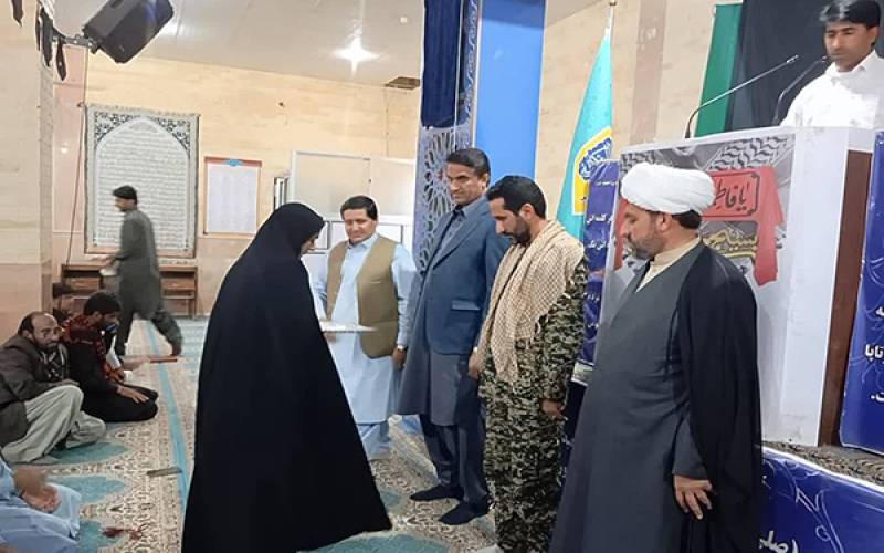 تجلیل از مروّجین کتاب و کتاب‌خوانی در نماز جمعه جازموریان