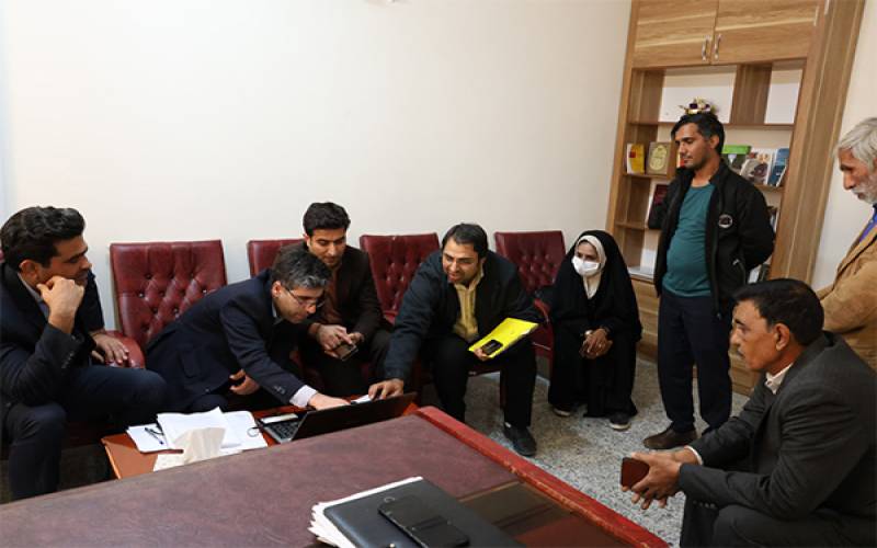 رسیدگی میدانی به پرونده‌های واگذاری عنبرآباد با برپایی میز خدمت معاونت املاک و حقوقی راه و شهرسازی جنوب کرمان
