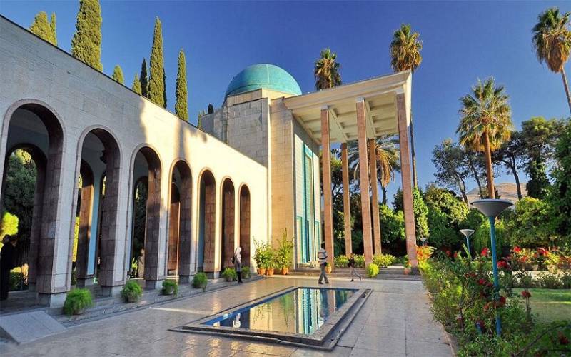 بنی‌آدم اعضای یکدیگرند که در آفرینش ز یک گوهرند